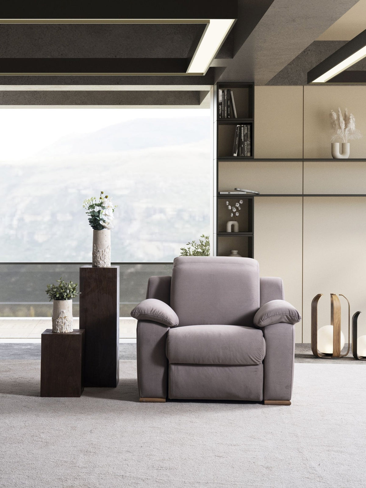 Fotoliu TV Bambu în textil catifelat gri-taupe, cu brațe din perne suprapuse și două tălpi din lemn deschis, în living modern