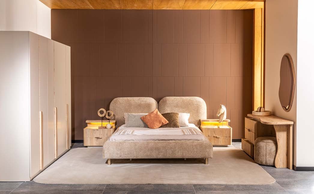 Set dormitor complet Artemis cu pat tapițat bej bouclé, noptiere din lemn deschis cu lumină caldă și dulap crem mat de 258 cm