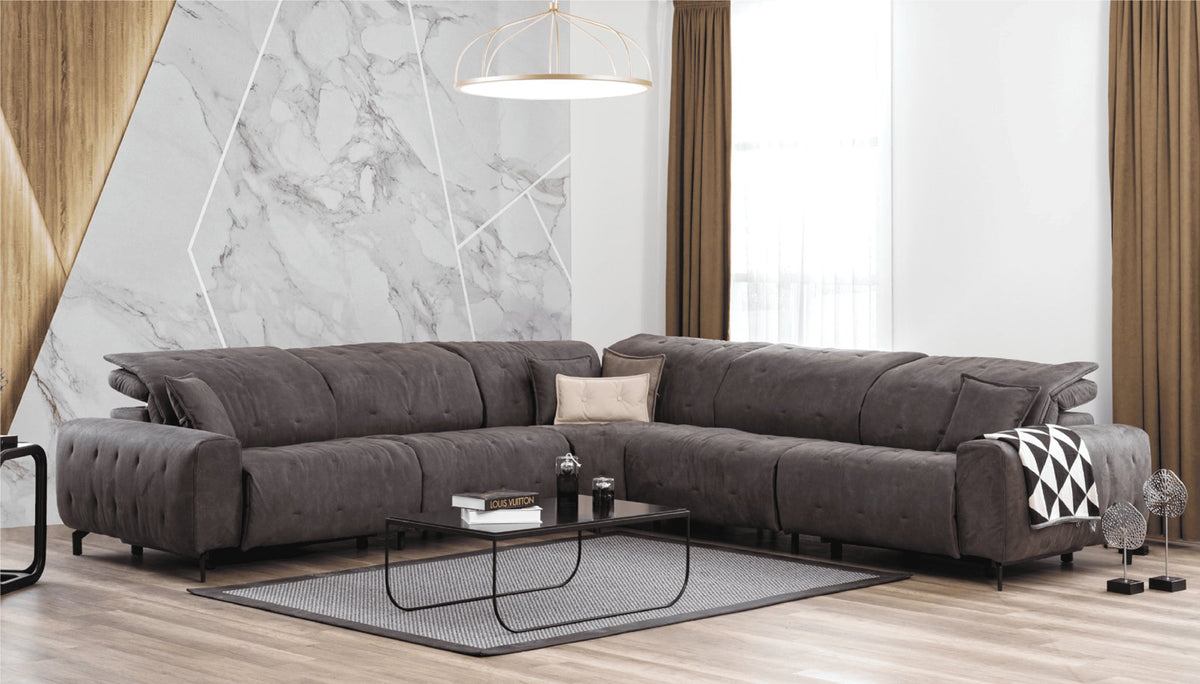 Colțar cu recliner Dubai în textil antracit, cu tetiere rabatabile și picioare mici negre, în living cu perete de marmură