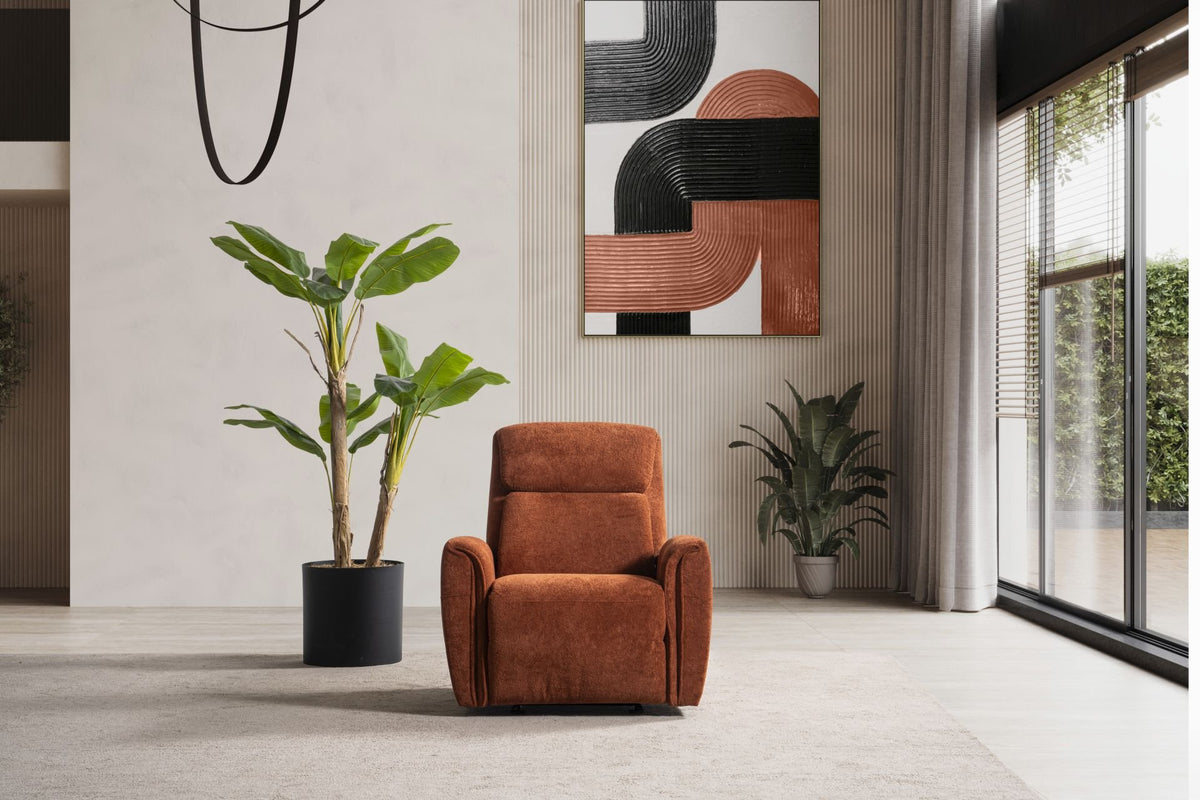 Fotoliu recliner Samos în textil cărămiziu, cu brațe rulate și talpă joasă neagră, într-un living modern cu ferestre mari