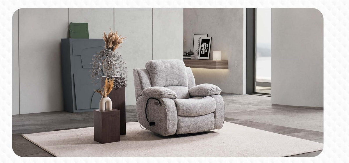Fotoliu recliner Safran în bouclé gri deschis, cu brațe pline și tetieră amplă, într-un living modern cu covor bej