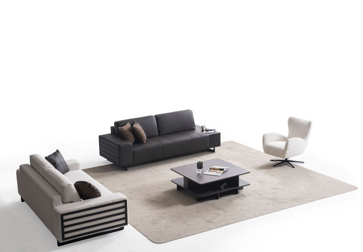 Set living Selale 3.3.1 cu o canapea antracit, una gri-deschis și un fotoliu rotativ crem pe covor bej