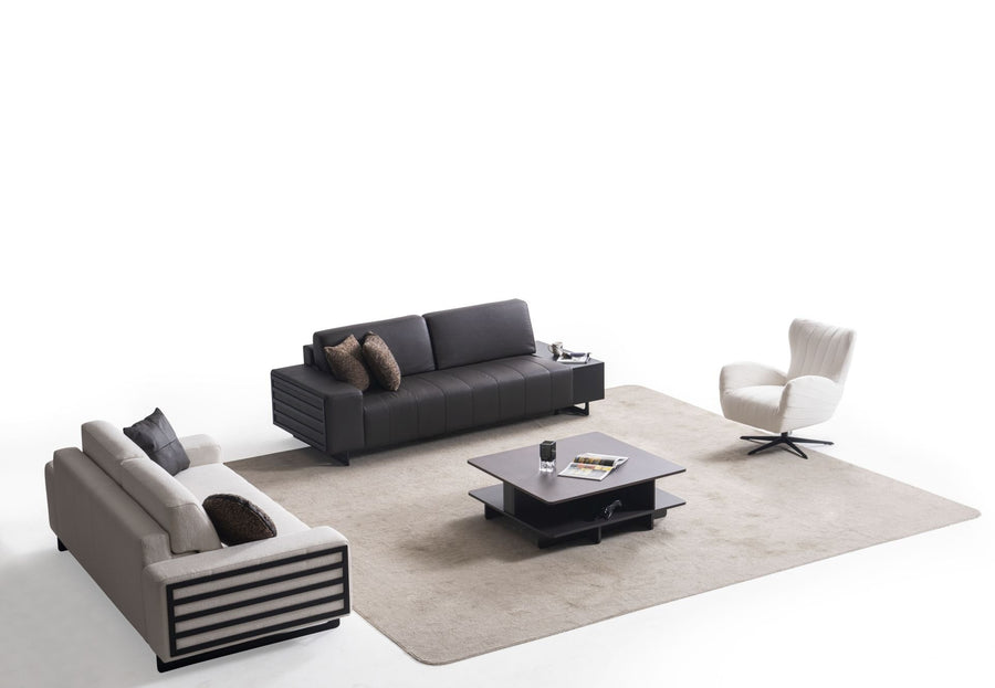 Set living Selale 3.3.1 cu o canapea antracit, una gri-deschis și un fotoliu rotativ crem pe covor bej