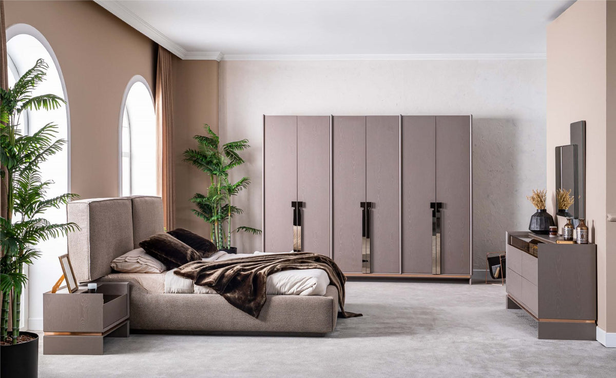 Set dormitor cu dressing Prag în taupe: pat cu tăblie în panouri verticale, noptieră cu nișă luminată și dressing de șase uși