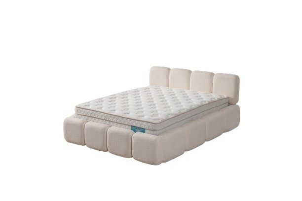 Pat tapițat crem Puffy din material bouclé, cu tăblie joasă din patru perne pătrate și bază din blocuri moi rotunjite
