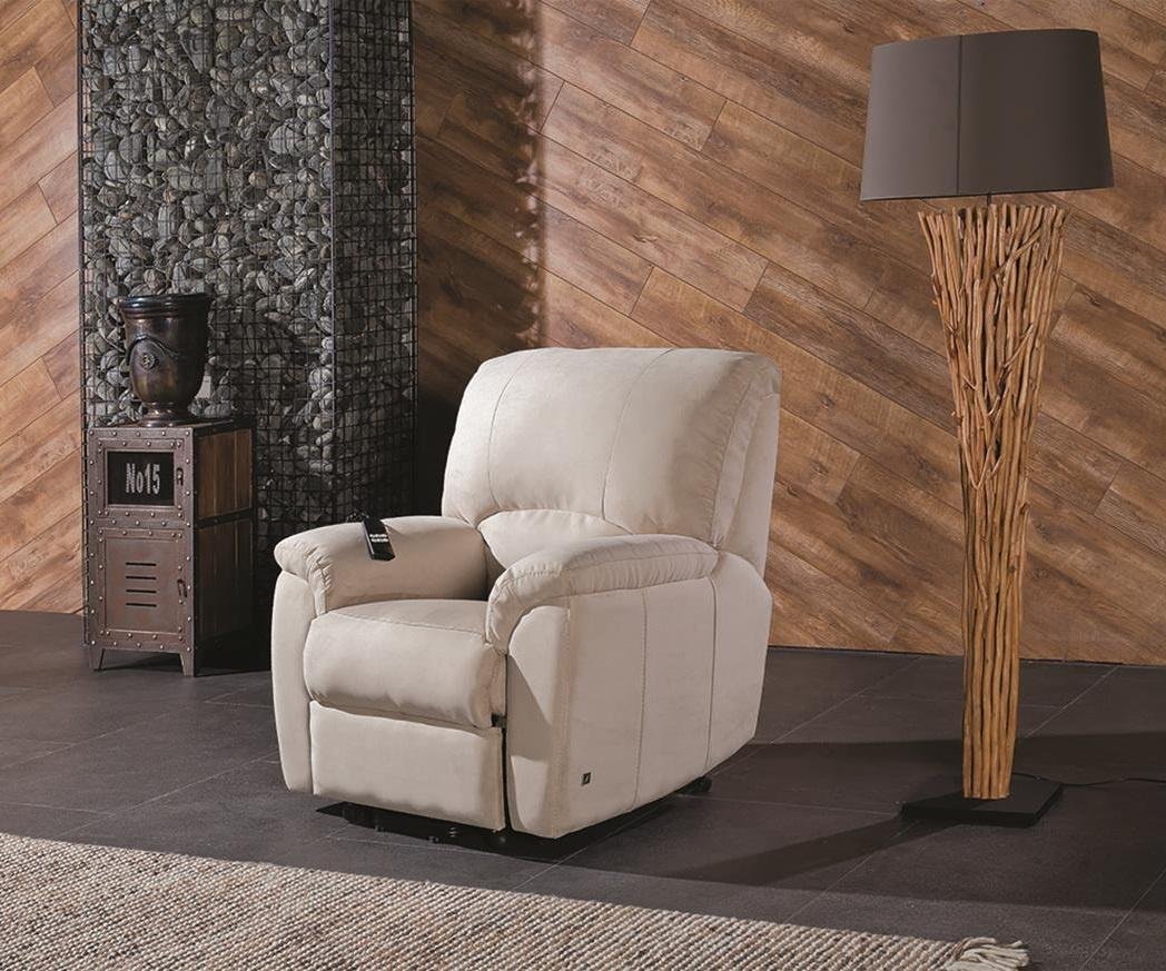 Fotoliu electric Arşiyan în textil crem, cu suportul pentru picioare deschis și telecomandă cu fir lăsată pe braț