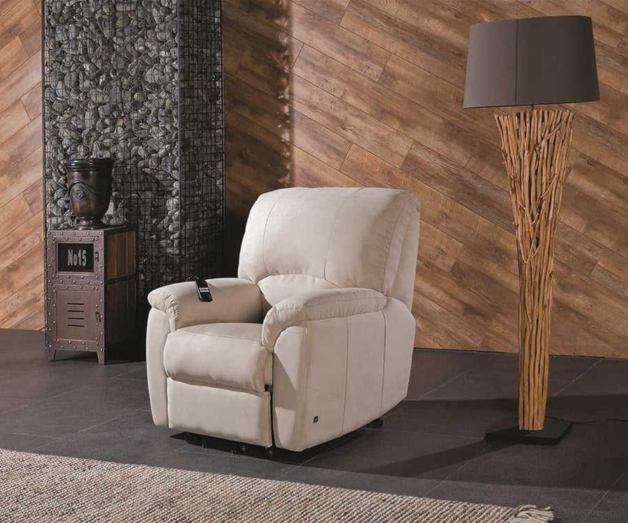 Fotoliu electric Arşiyan în textil crem, cu suportul pentru picioare deschis și telecomandă cu fir lăsată pe braț